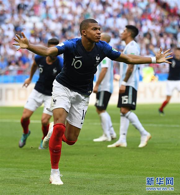 三波团队战斗完成了翻盘！SYWJJ 剑魔势不可挡， FunPlus Phoenix 在第一场比赛中击败了 LGD Gaming