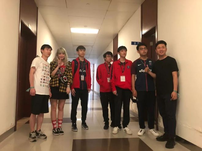 Zeus 反击， Delight 的终极技能改变了命运！ Zeus 奥拉夫斩杀 Hanwha Life Esports 击败 T1